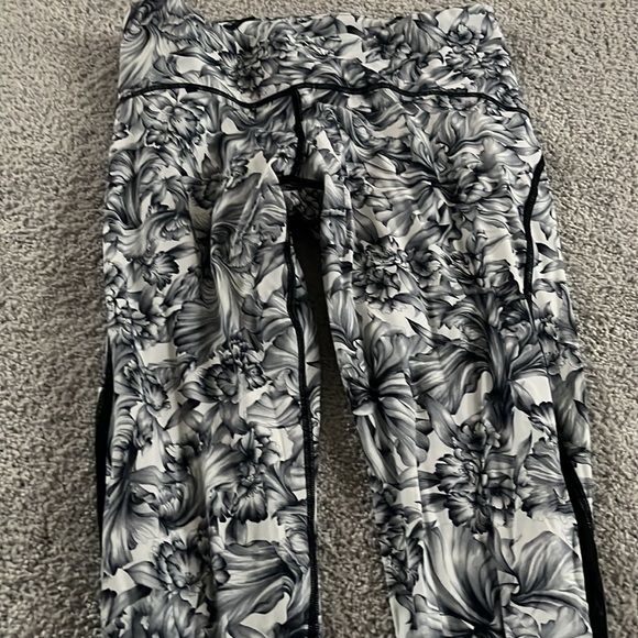 Lululemon pattern leggings with mesh sides - Picture 2 of 7